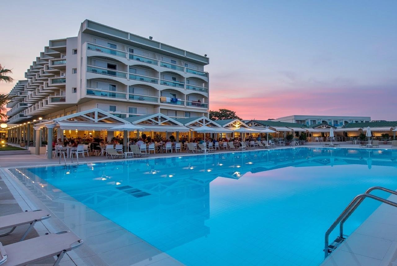 Görögország, Rodosz, Faliraki, Apollo Beach Hotel, medence