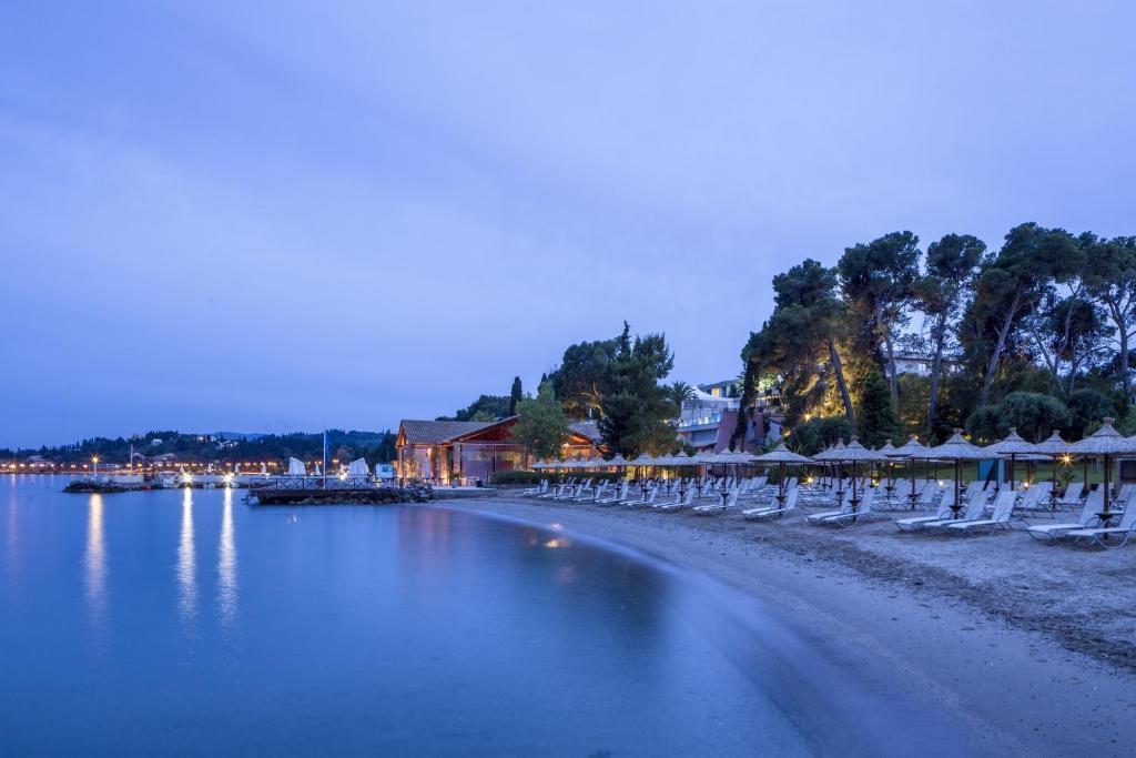 Görögország, Korfu, Kanoni, Kontokali Bay Resort, tengerpart