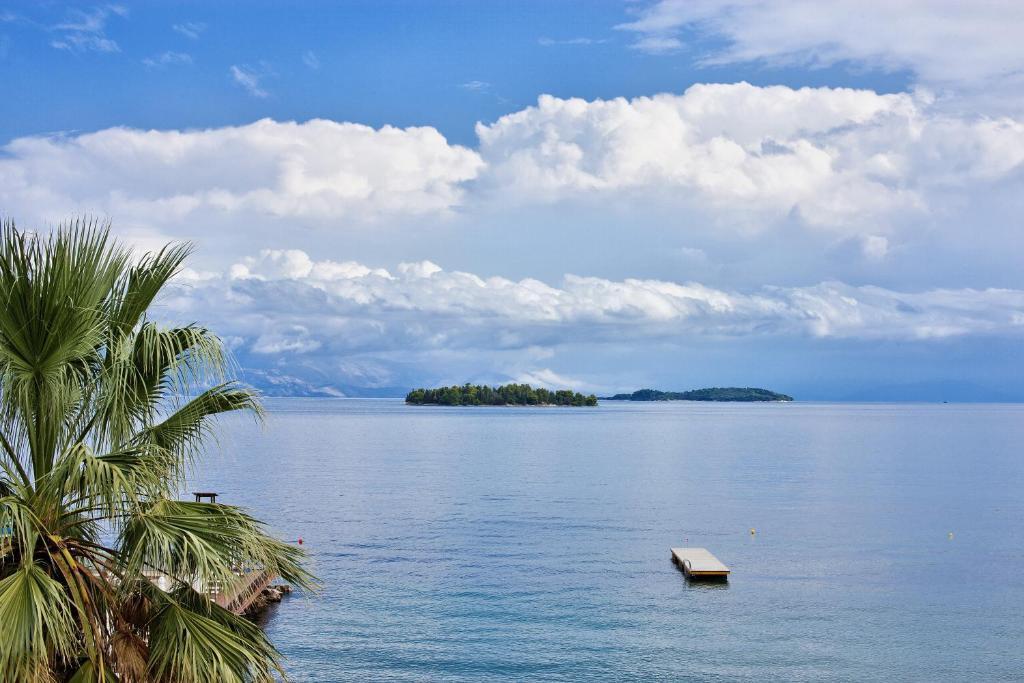 Görögország, Korfu, Kanoni, Kontokali Bay Resort, táj