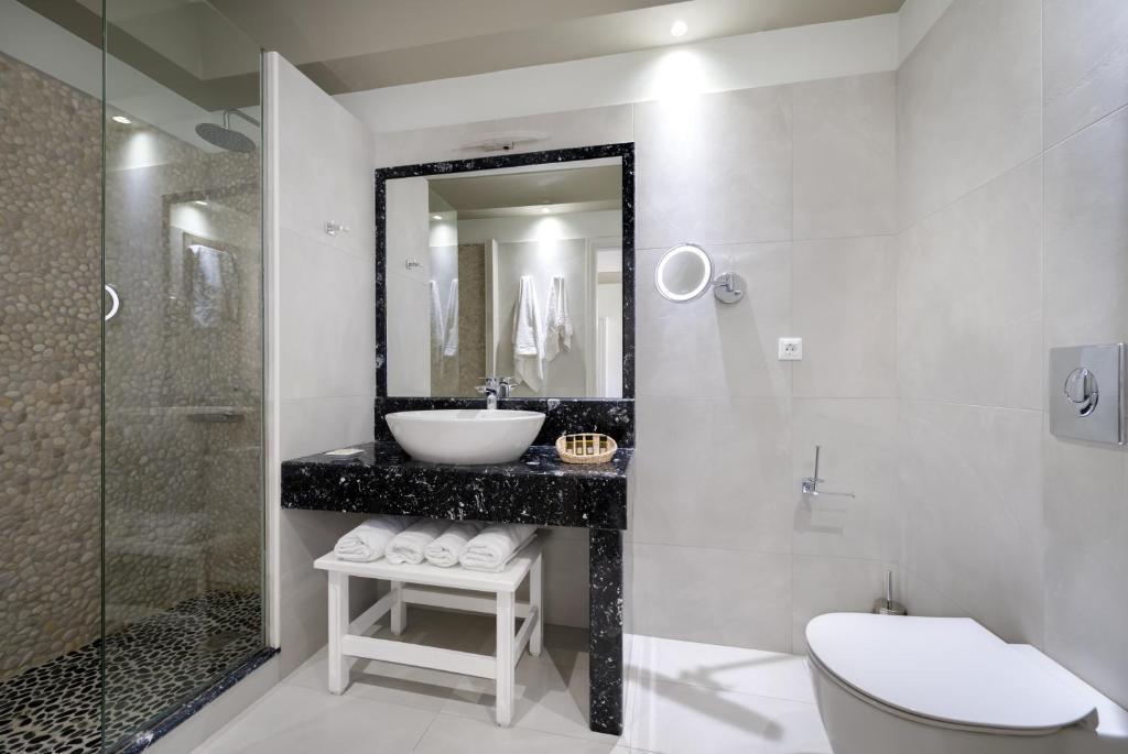 Görögország, Santorini, Kamari, Zephyros Hotel, fürdőszoba
